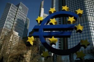 Eurosymbol vor modernen Gebäuden in Frankfurt