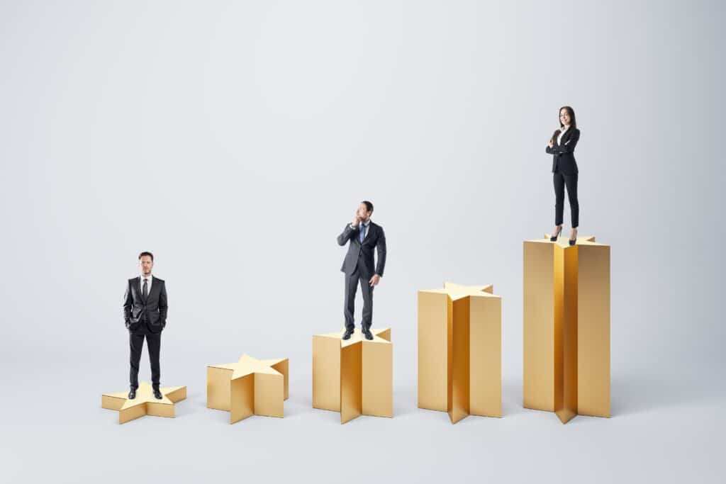 Menschen stehen auf goldenen Sternen unterschiedlicher Größe.